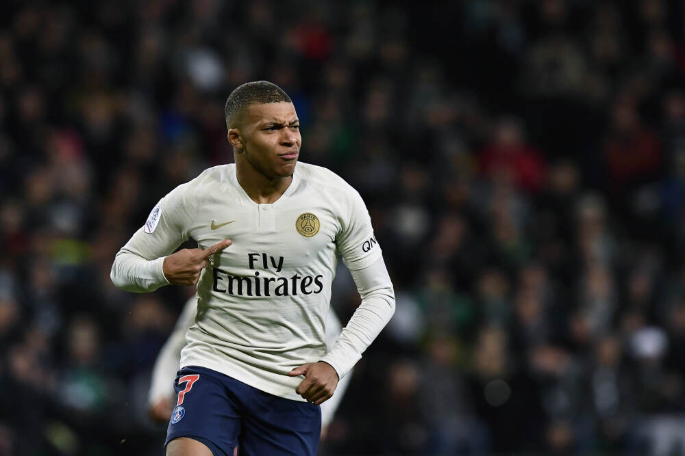 国泰航空早盘高开逾3% 拟与卡塔尔航空订立回购契约